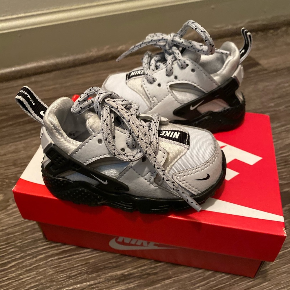 SOLD!! Toddler Nike Huarache Sneakers